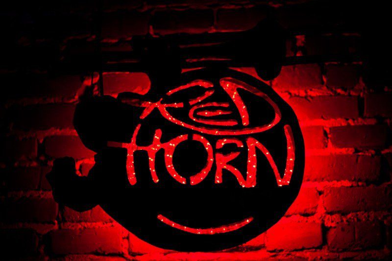 Club Red Horn District Logo leuchtet